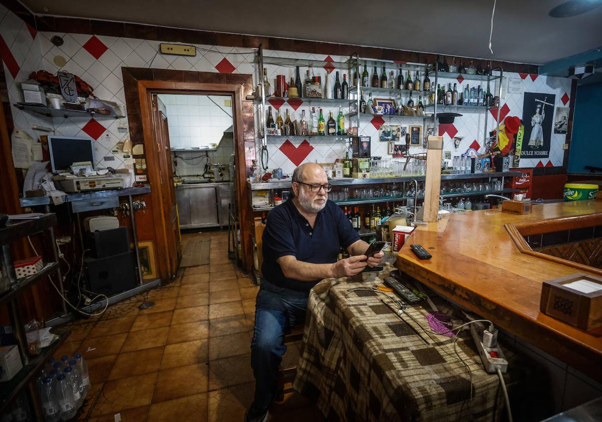 Imagen principal - Alfonso, en su mítico rincón del bar donde ha atendido a miles de granadinos durante todos estos años. Junto al pequeño columpio para los peques en el que se han subido varias generaciones. Su padre, Antonio.