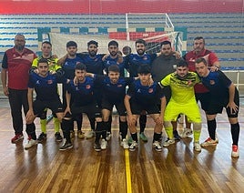 La plantilla posa tras finalizar la temporada