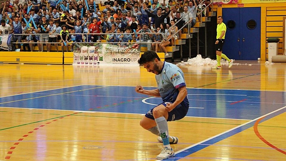 Beto celebra el empate tras asistir a Peña.