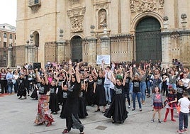 Las escuelas de danza, reclamando el conservatorio en Jaén, en 2018.