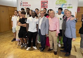 Jóvenes del programa Buzzetti posan para una foto antes del acto en el Teatro Darymelia.
