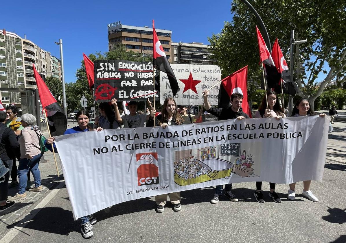 Imagen principal - Docentes jienenses piden a la Junta que amplíe las plantillas y baje las ratios