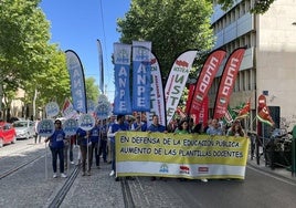 Cabecera de la manifestación a su paso por el Paseo de la Estación.