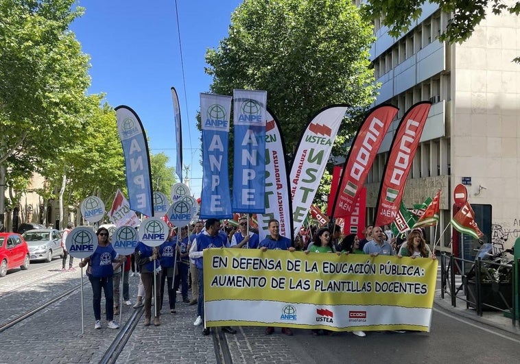 Cabecera de la manifestación a su paso por el Paseo de la Estación.