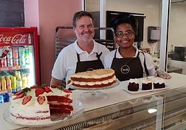 Dieter y Marlene, miembros del equipo de la cafetería 'Canela' en Granada.