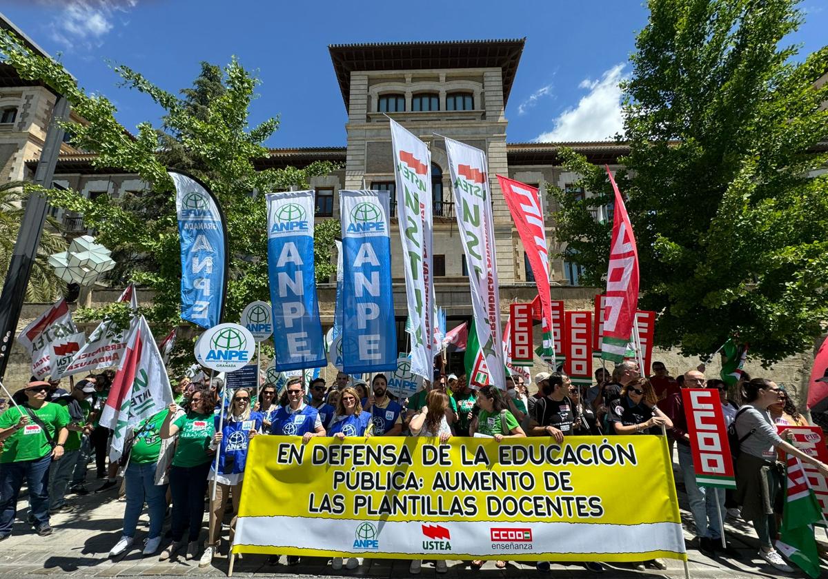 Manifestación por las mejoras de las condiciones de los docentes en Granada.