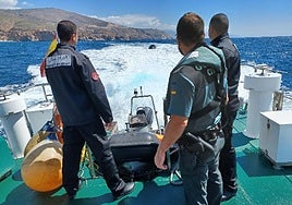 Gendarmes marroquís patrullan junto a agentes de la Guardia Civil