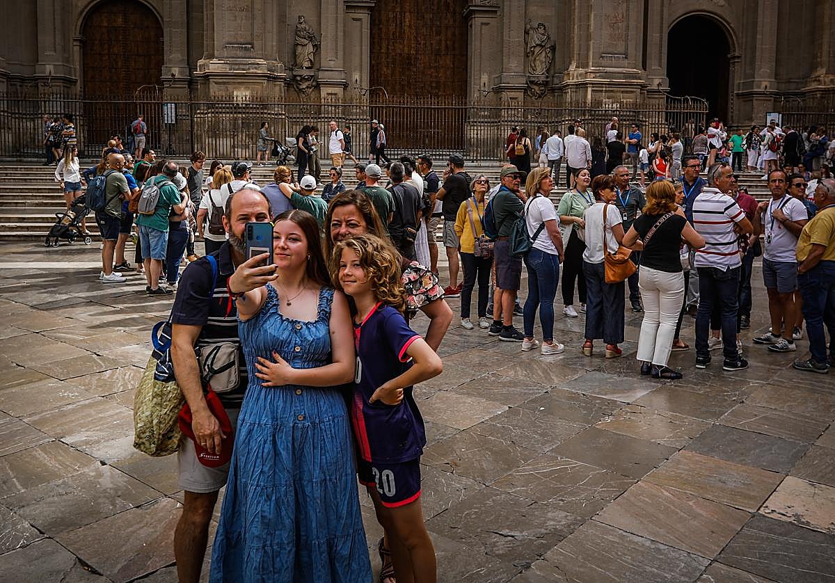 Turistas se fotografían en la plaza de las Pasiegas, con la Catedral al fondo