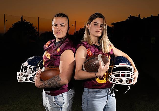 Laura Martínez, a la izquierda, y Carla Blanca, a la derecha, posan con la camiseta de la selección española.