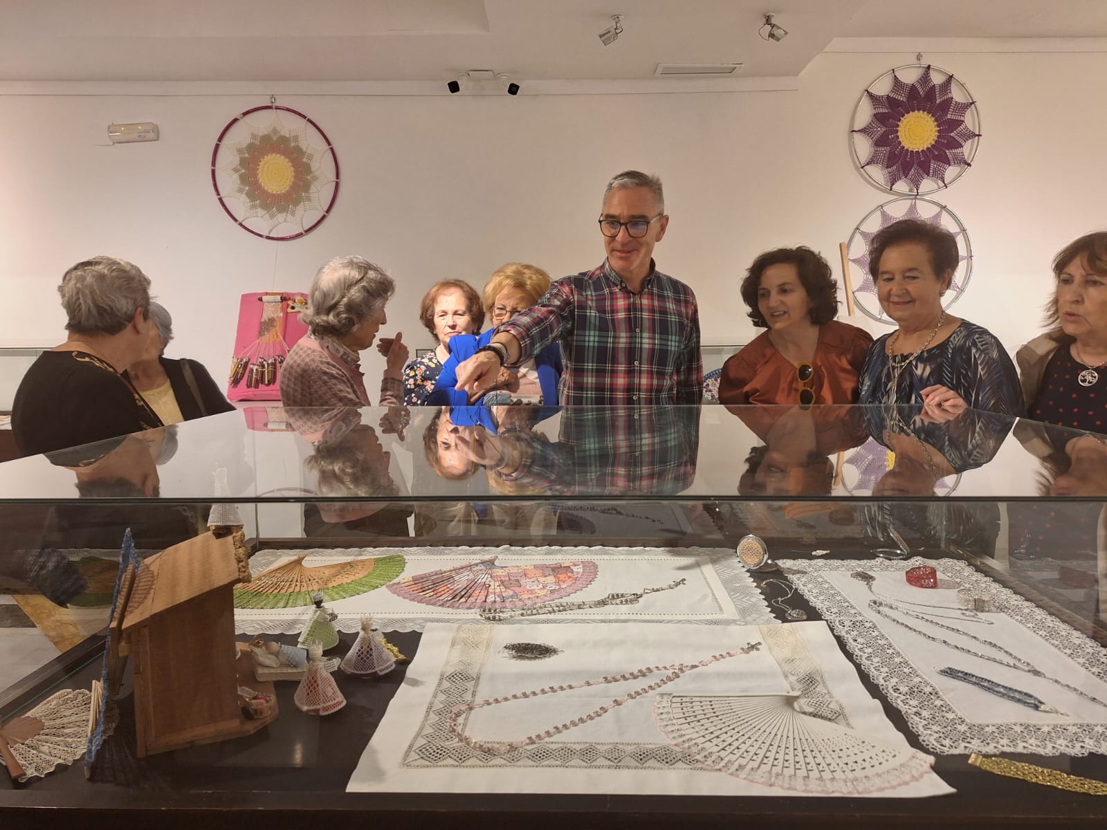 El alcalde Luis Mariano Camacho durante la visita a la exposición de trabajos artesanales.
