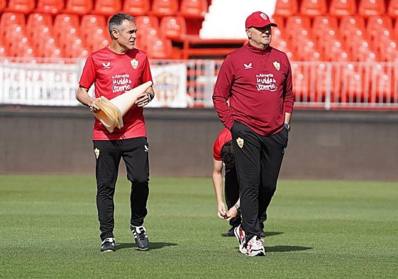 Pepe Mel, atento al entrenamiento previo al de mañana frente al Barça.