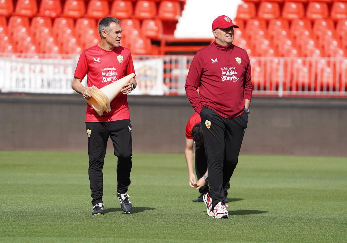 Pepe Mel, atento al entrenamiento previo al de mañana frente al Barça.