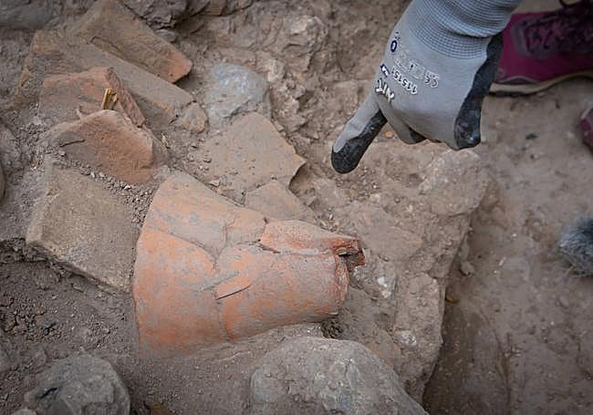 Restos de ánforas en el macellum.