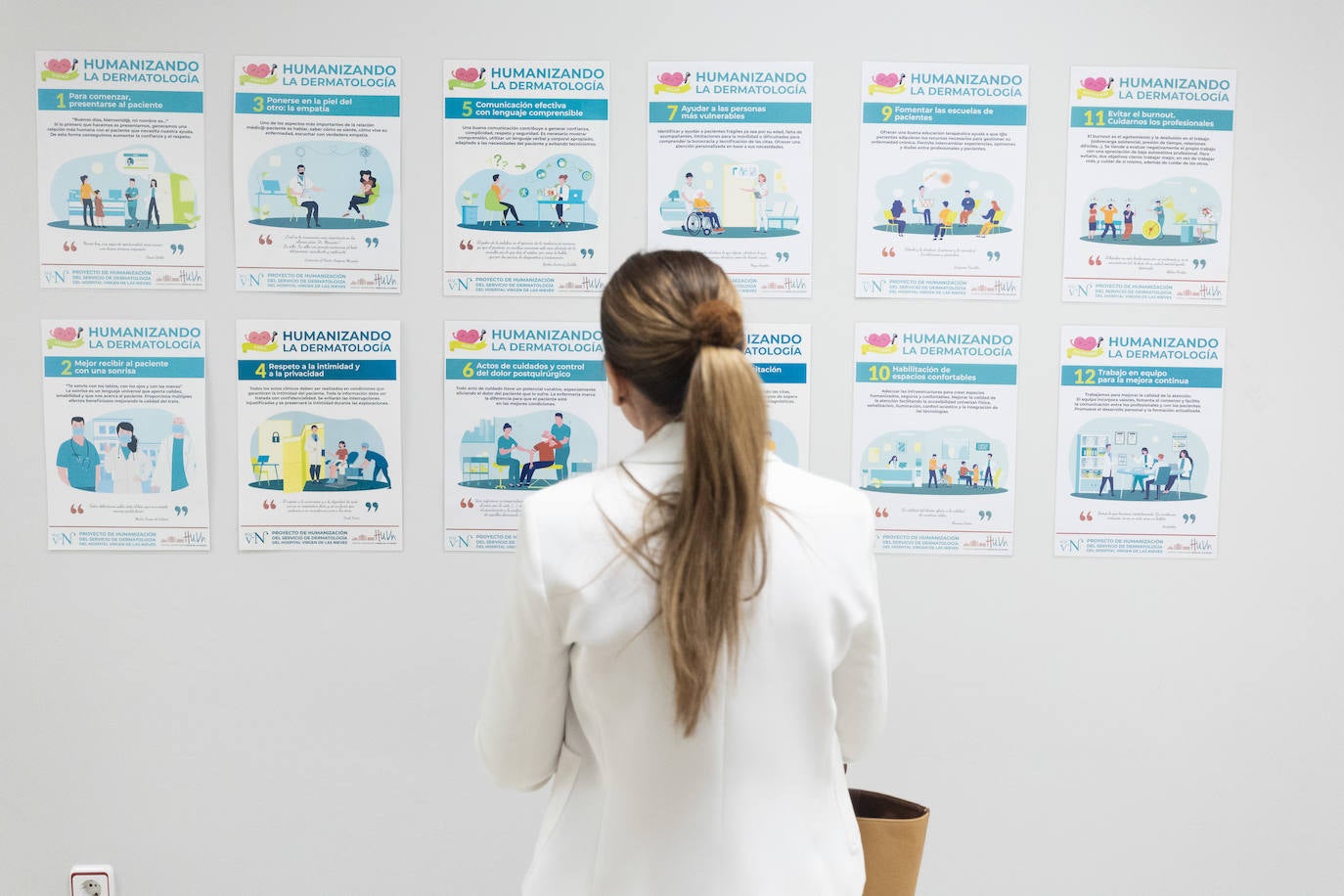 Una doctora contempla información sobre dermatología.