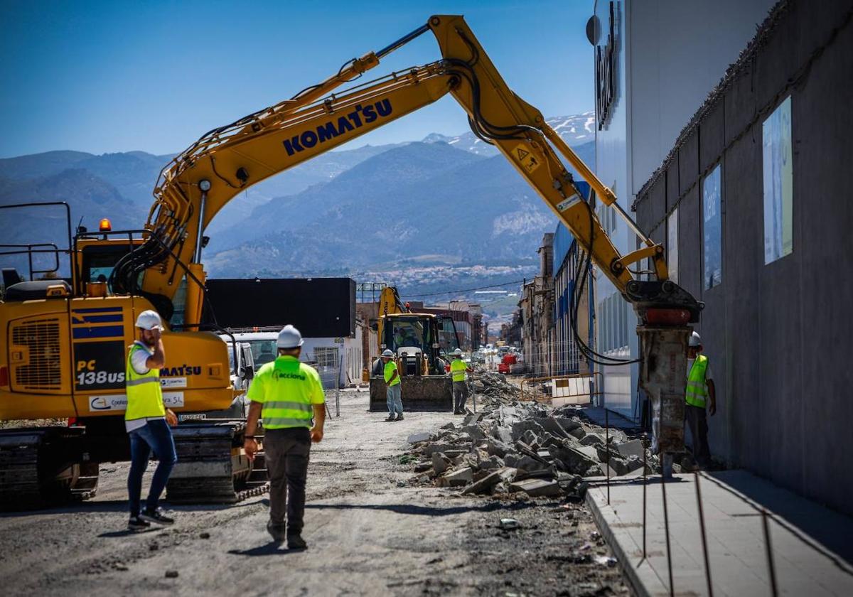 Trabajos del metro en la calle Santa Lucía de Churriana de la Vega.