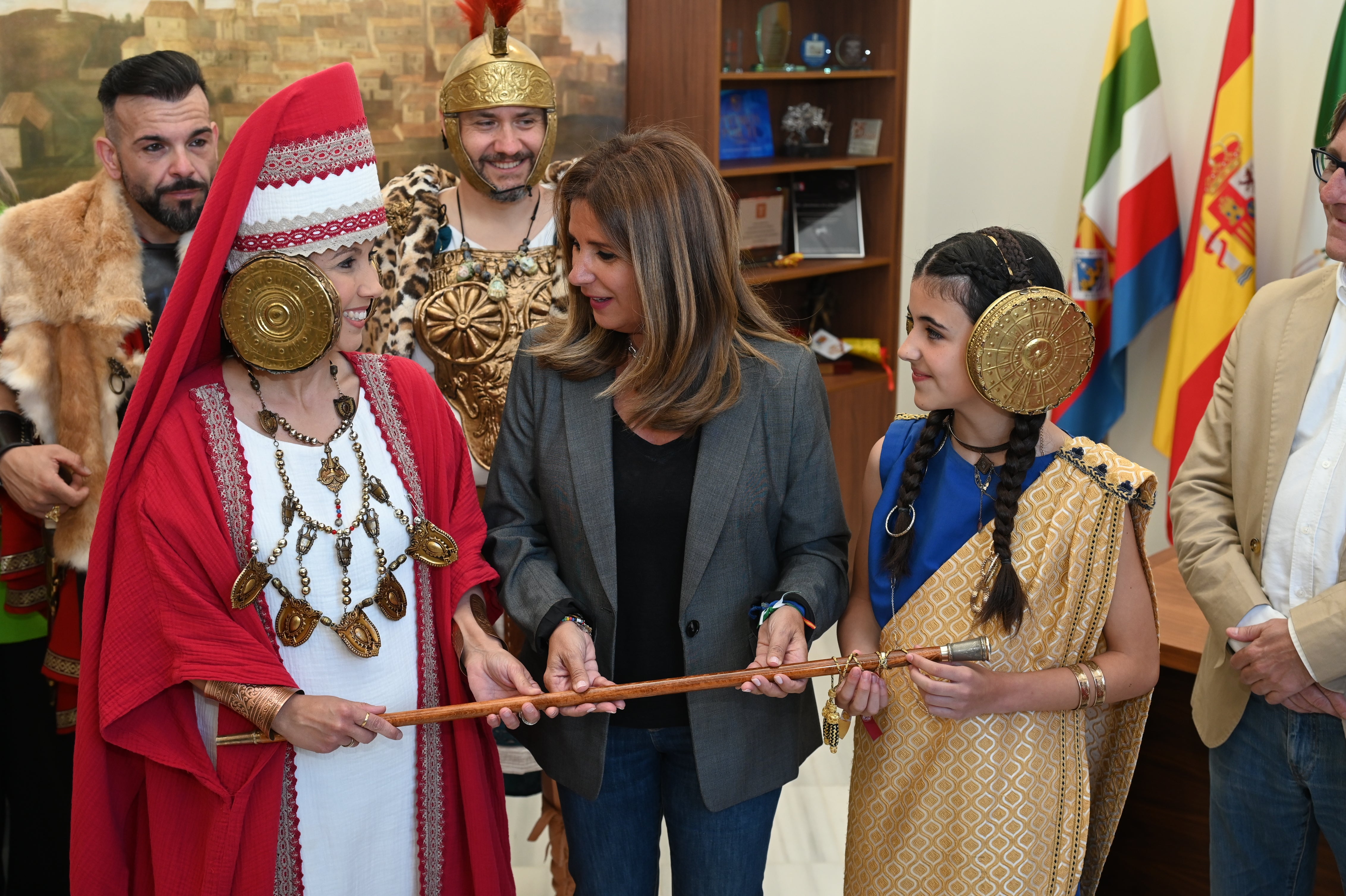 La alcaldesa Auxi del Olmo entrega el baston de manoo a la Princesa Himilce.