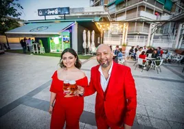Blanca y Uval brindan por la inauguración de su nuevo negocio en el kiosko de Plaza de las Américas.