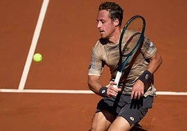 Roberto Carballés devuelve una pelota de revés.