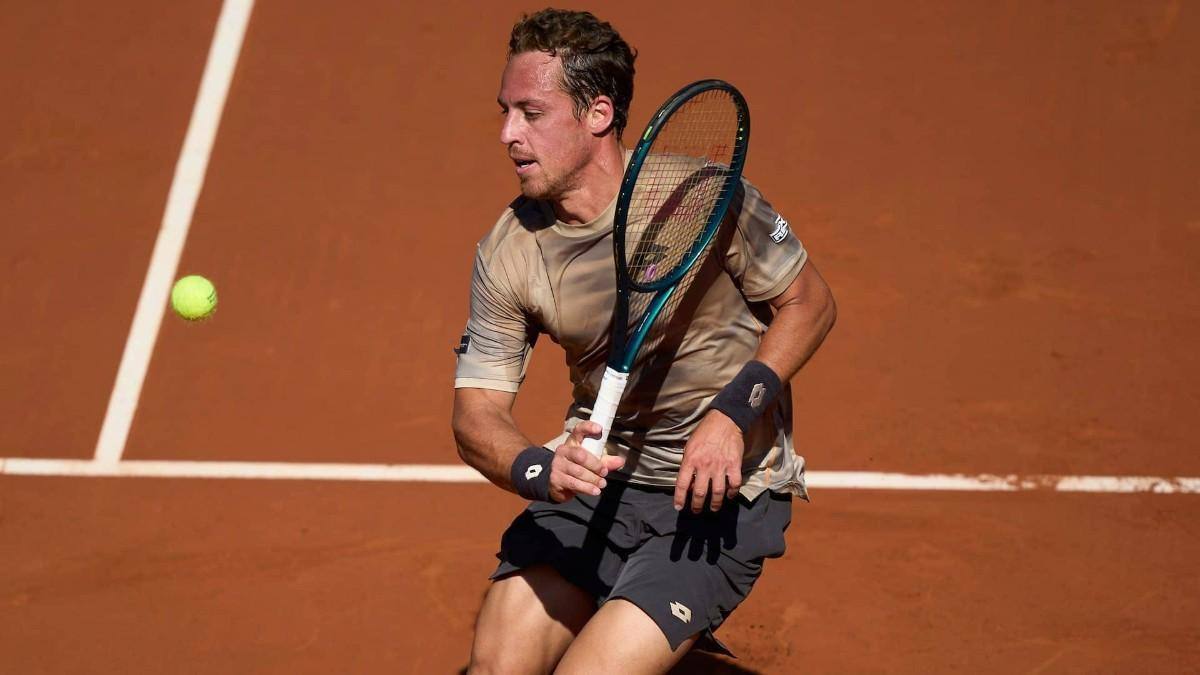 Roberto Carballés devuelve una pelota de revés.