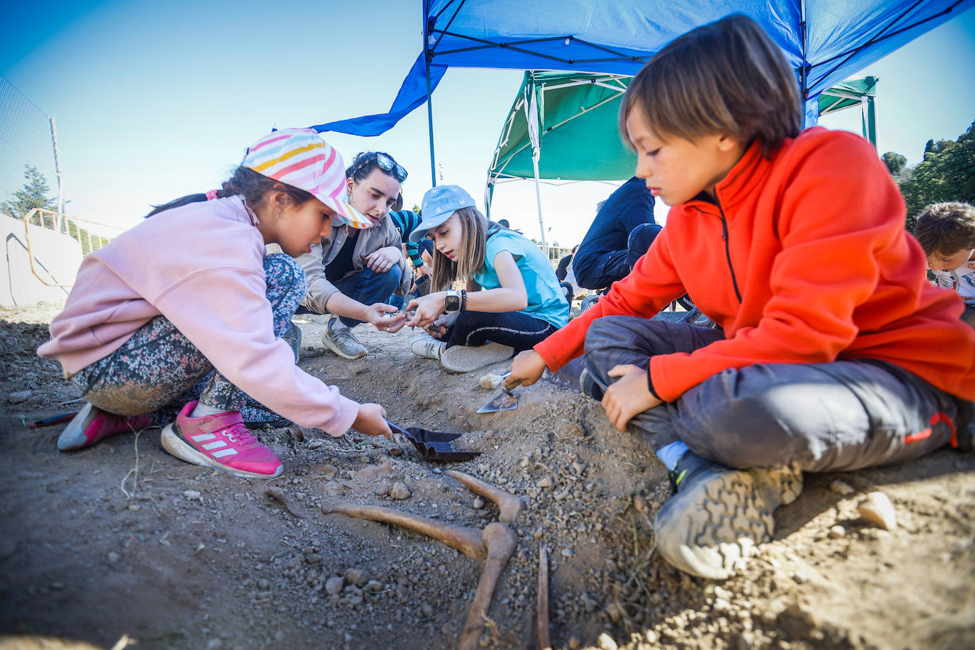 Alumnos del colegio Cristo de la Yedra en el arqueódromo