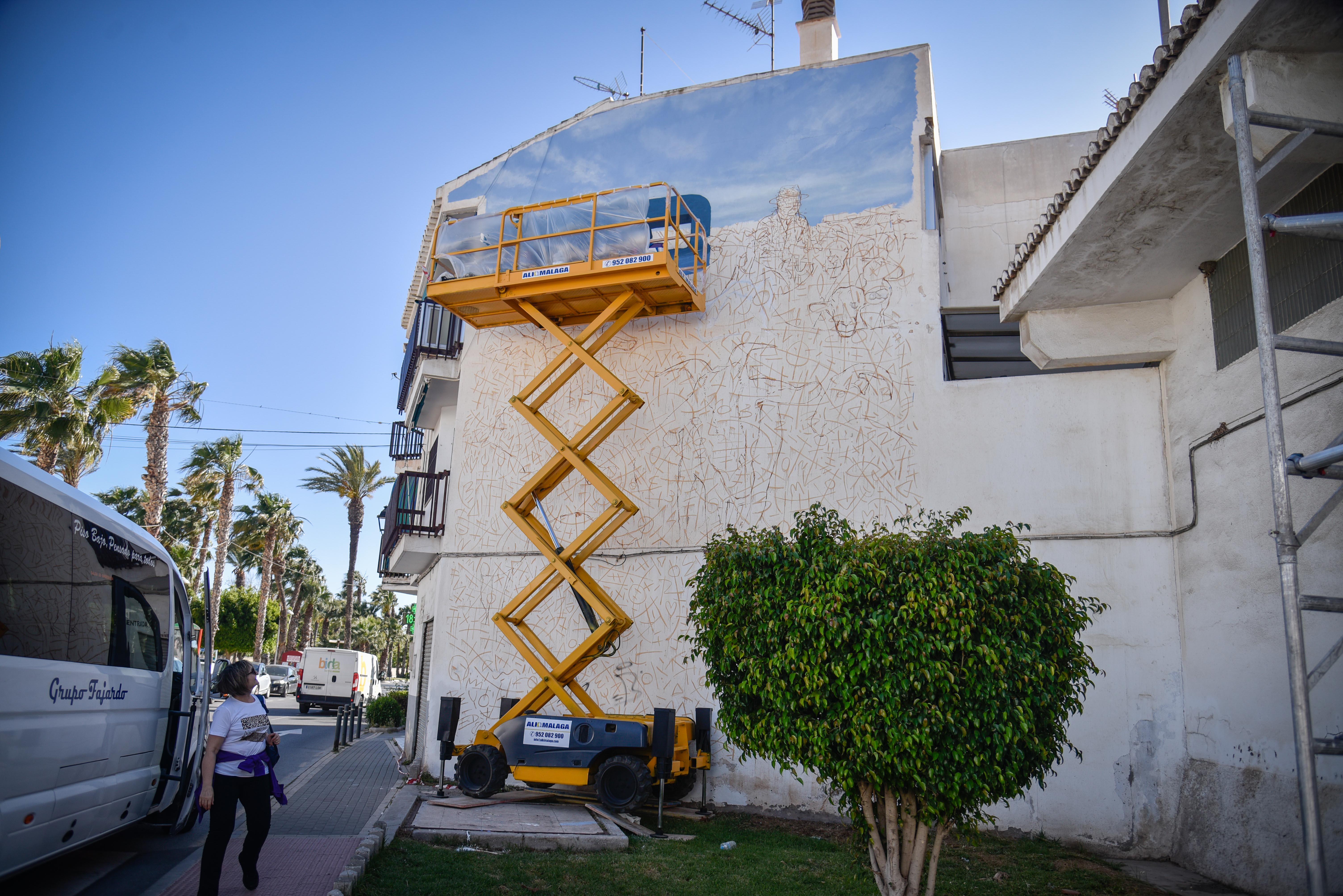 Salobreña inundada de grafitis artísticos, en imágenes