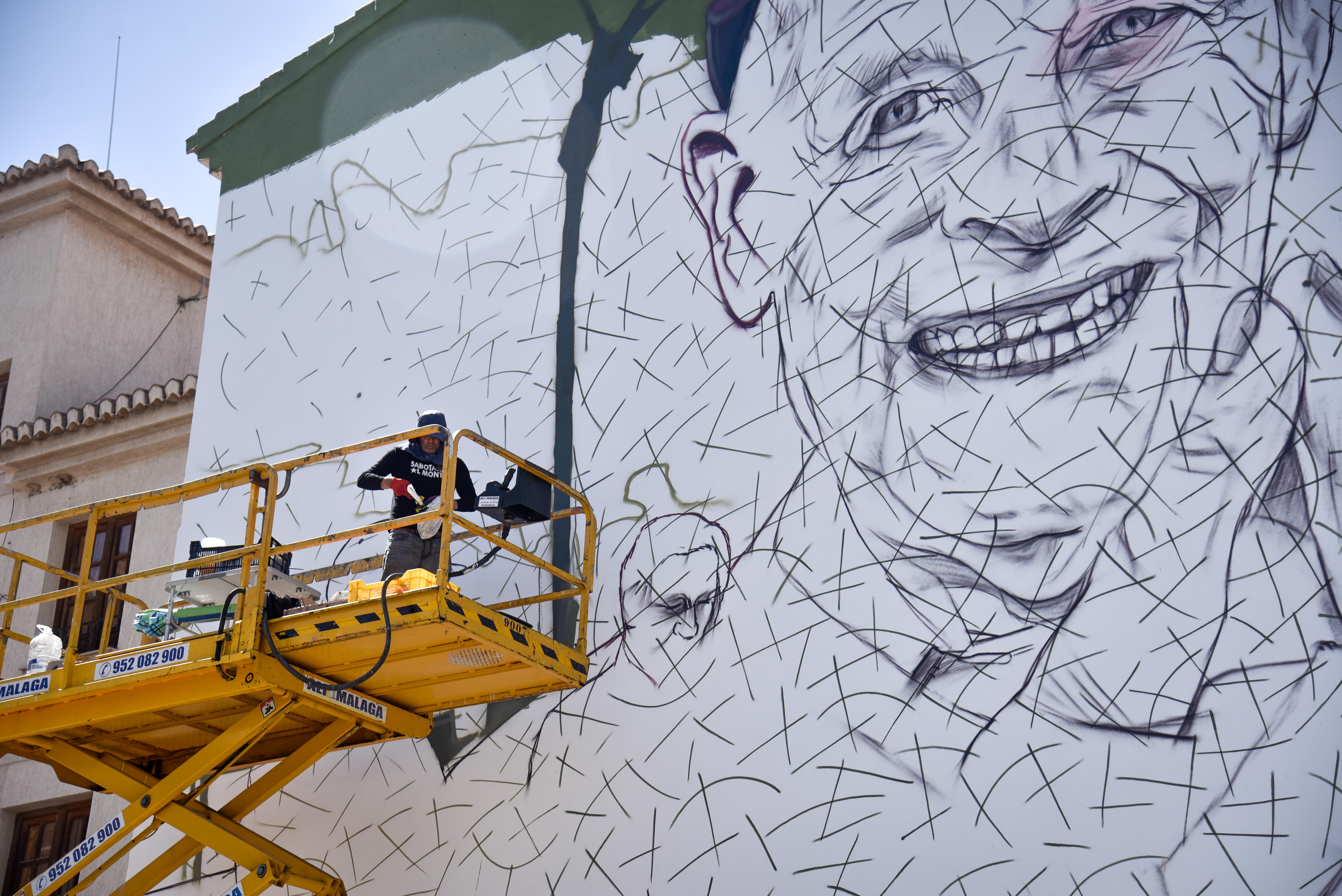 Salobreña inundada de grafitis artísticos, en imágenes