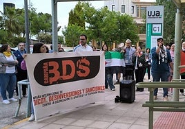 Protesta de los estudiantes durante la celebración del claustro universitario.
