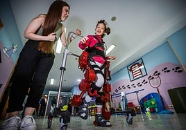 Eli camina con ayuda de un exoesqueleto