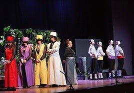 La compañía In Vitro-Teatro durante su representación