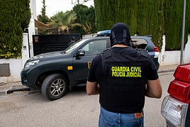 Un agente de la policía judicial de la Guardia Civil, en una foto de archivo.