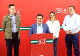 Paco Reyes, en rueda de prensa, junto a miembros del PSOE provincial.