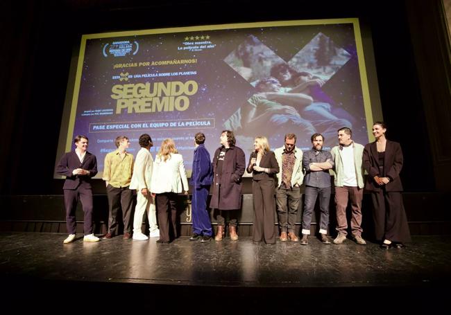 El equipo, en el escenario del Isabel la Católiac.