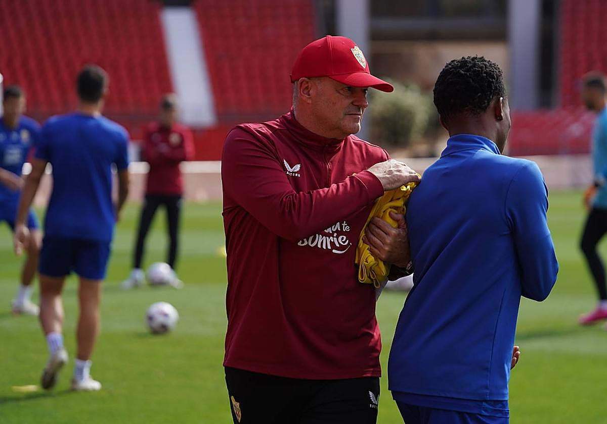 Pepe Mel bromea con Largie Ramazani.