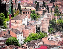 La muralla zirí en la cuesta de La Alhacaba.