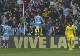 Iago Aspas celebra su reciente gol al Villarreal subiéndose a una valla publicitaria de Balaídos.