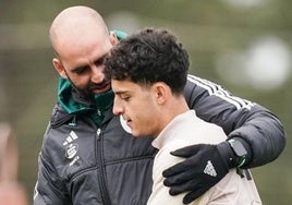 El entrenador del Celta, Claudio Giráldez, cariñoso con uno de sus futbolistas.