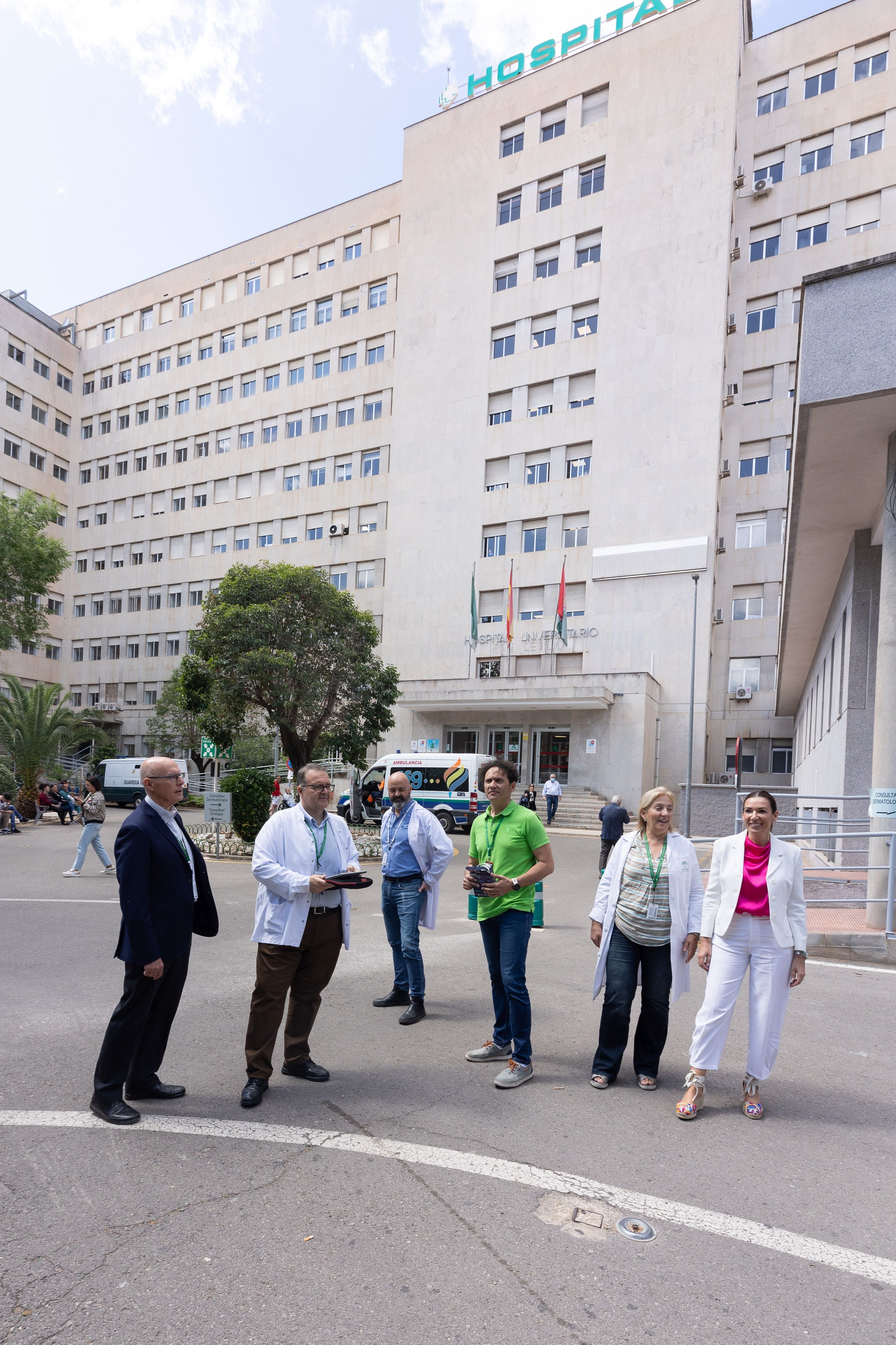 El equipo directivo del Doctor Olóriz, frente a su reconocible fachada.