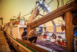 Tarde de descarga de género en el muelle pesquero de Motril.