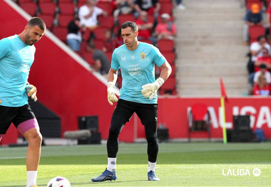 Fernando calienta antes de empezar el partido.