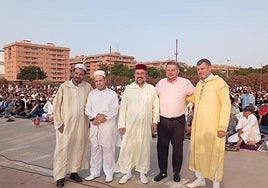 Abdallah Mhanna, en el centro, en un rezo comunitario.