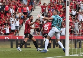 Muriqi y Maffeo celebran el gol del último triunfo bermellón, con Fernando lamentándolo.