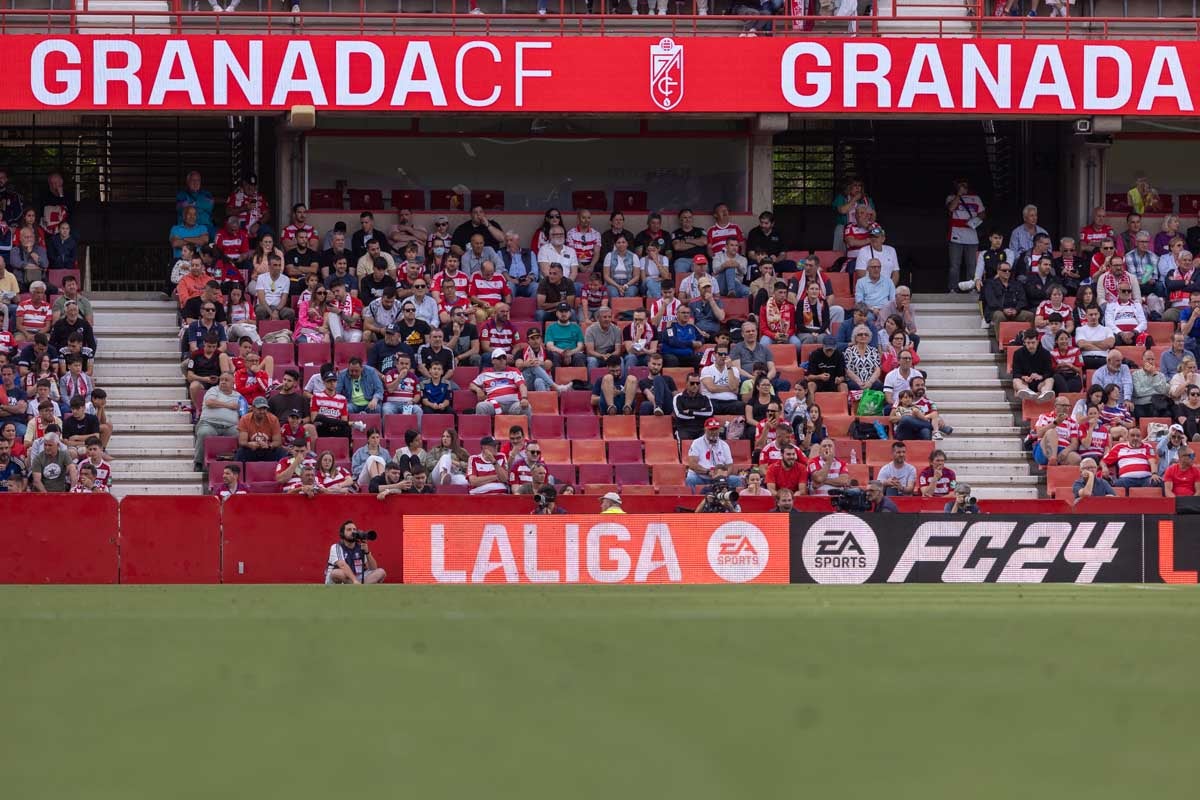 Encuéntrate en la grada en el partido entre Granada y Celta