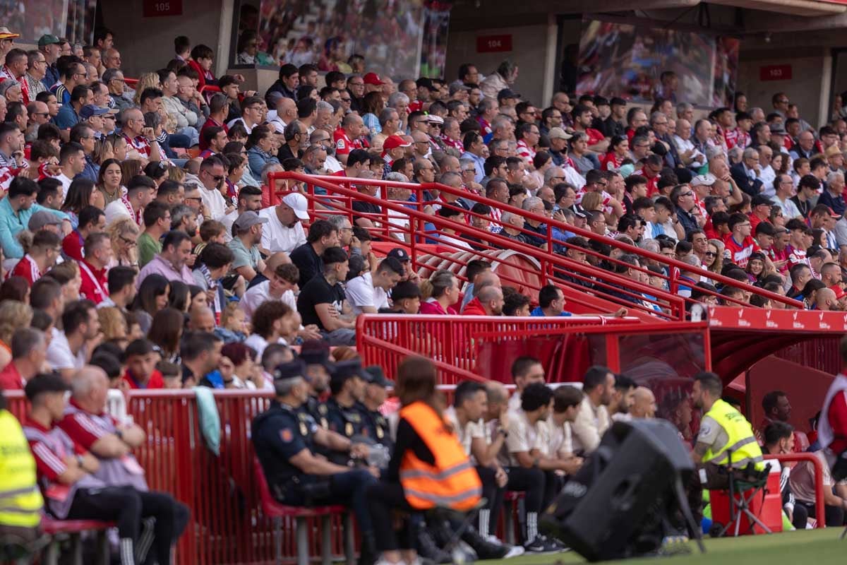 Encuéntrate en la grada en el partido entre Granada y Celta