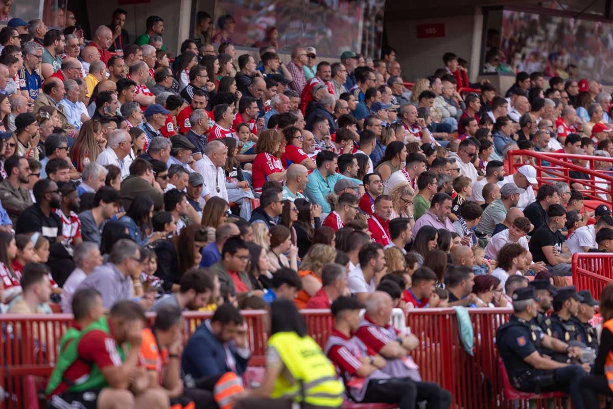 Encuéntrate en la grada en el partido entre Granada y Celta