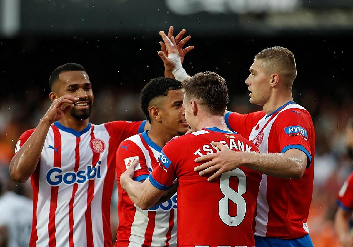Los futbolistas del Girona, con el exrojiblanco Yangel Herrera entre ellos, celebran uno de sus goles en Mestalla.