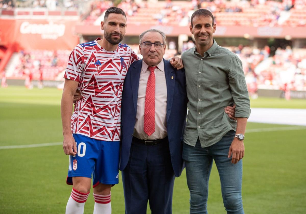 Antonio Puertas y Víctor Díaz, con Pepe Macanás durante el homenaje.