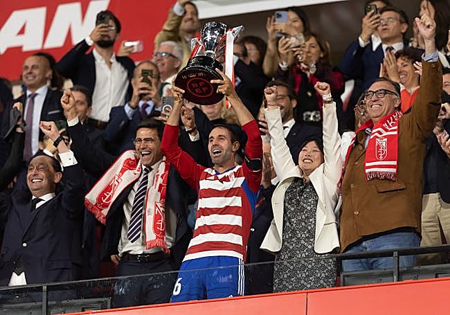 Víctor Díaz alza la copa de campeón de Segunda.