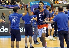 Jacobo Díaz salta al parqué del Plantío en un partido del Tizona Burgos.
