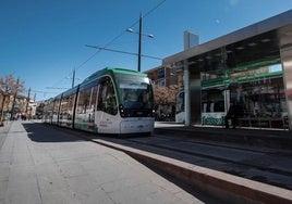 Metro a su paso por Armilla.