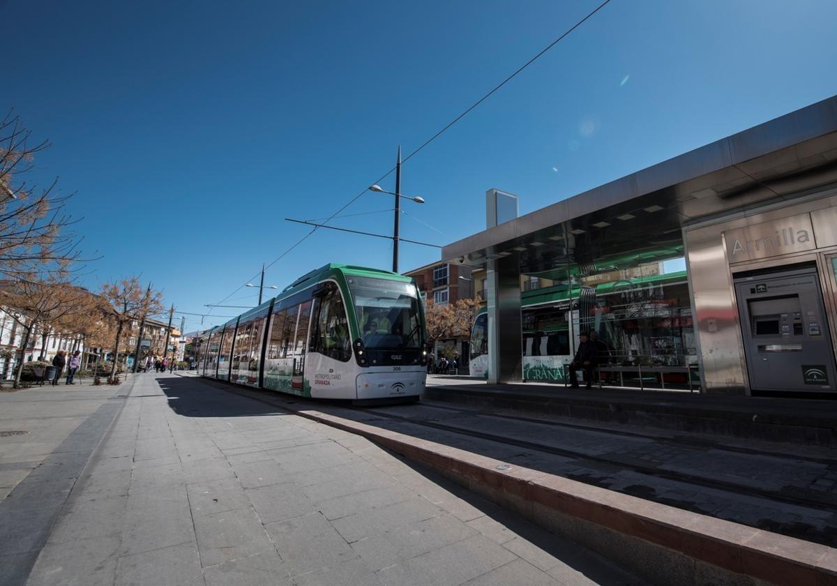 Metro a su paso por Armilla.